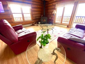 Smart TV, fireplace - Privacy @ Bras d’Or Lake Eagle House Chalet (Saint Peter`s)