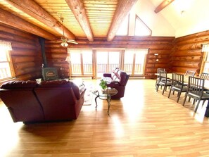 Smart TV, fireplace - Privacy @ Bras d’Or Lake Eagle House Chalet (Saint Peter`s)