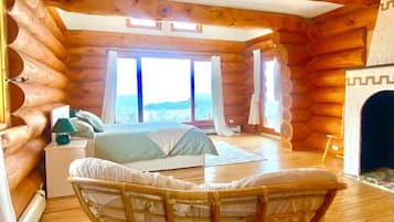 5 bedrooms, desk, iron/ironing board, travel cot