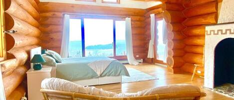 5 bedrooms, desk, iron/ironing board, travel cot