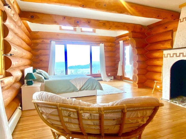 5 bedrooms, desk, iron/ironing board, travel crib