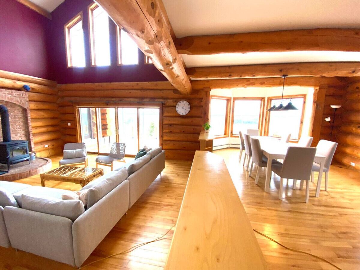 Smart TV, fireplace, stereo