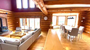 Een smart-tv, een open haard en een stereo