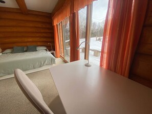 5 slaapkamers, een bureau, een strijkplank/strijkijzer, reisbedje