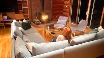 Smart TV, chimenea, estéreo