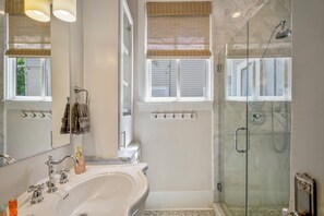 Ducha, secador de pelo, toallas, papel higiénico