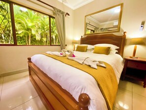 3 bedrooms, iron/ironing board, WiFi, bed sheets - La Mancha, Spanish styled beach home in Southbroom (Southbroom)