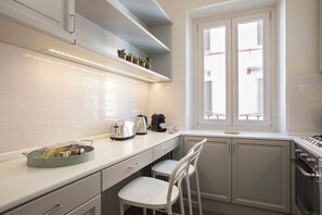 Refrigerador, horno, parrilla de estufa y cafetera y tetera 