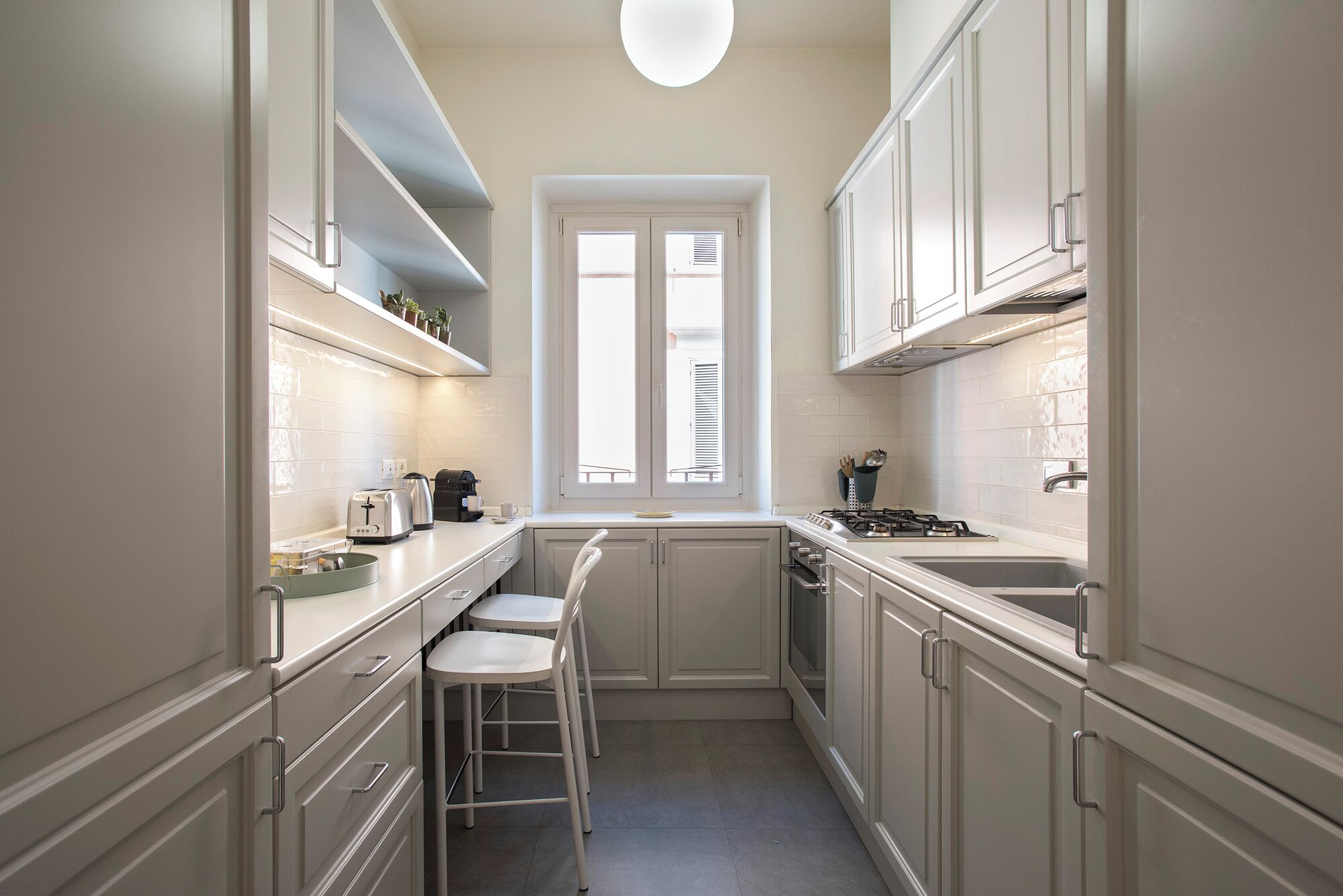 Réfrigérateur, four, plaque de cuisson, cafetière/bouilloire