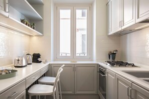 Fridge, oven, stovetop, coffee/tea maker - AV Domus Propaganda (Roma)