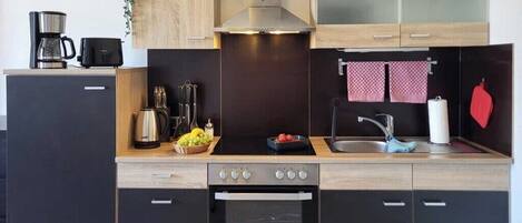 Kylskåp, spishäll, kaffe- och tebryggare och vattenkokare