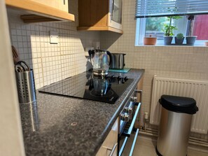 Refrigerador, microondas, horno, placa de cocina