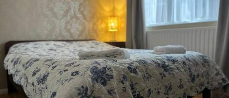 1 chambre, bureau, fer et planche à repasser, lit parapluie