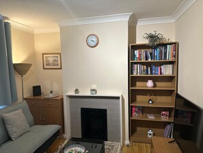 Smart TV, books, computer monitors, printers - Cosy entire one bedroom hideaway - private flat (Bromley)