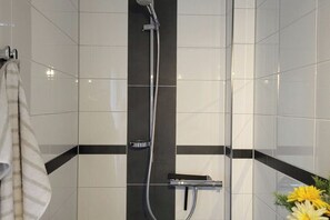 Dusche, Haartrockner, Handtücher, Seife