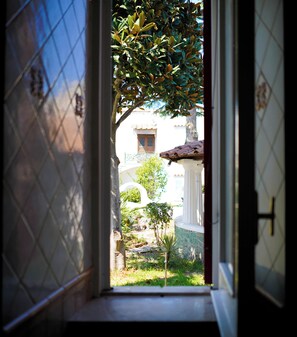 Amenidades de baño gratuitas, secadora de cabello, batas, toallas 