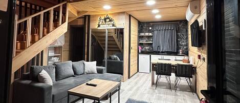 Bungalow Basic - utsikt mot bergen | Vardagsrum | Tv