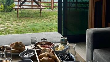 Deluxe-Bungalow, Bergblick | Essbereich im Zimmer