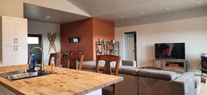 Smart TV, books - Cozy home with amazing views, close to Discovery Ski Area.
Pet Friendly
(Anaconda)