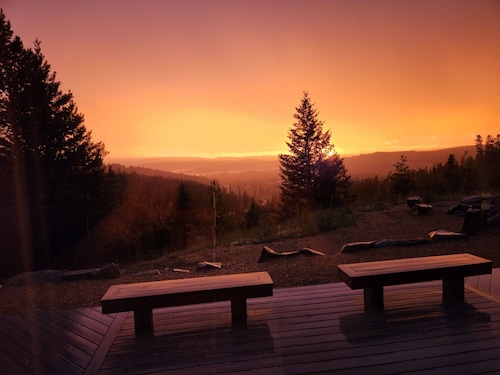 Cozy home with amazing views, close to Discovery Ski Area.

Pet Friendly
