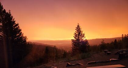 Cozy home with amazing views, close to Discovery Ski Area.
Pet Friendly