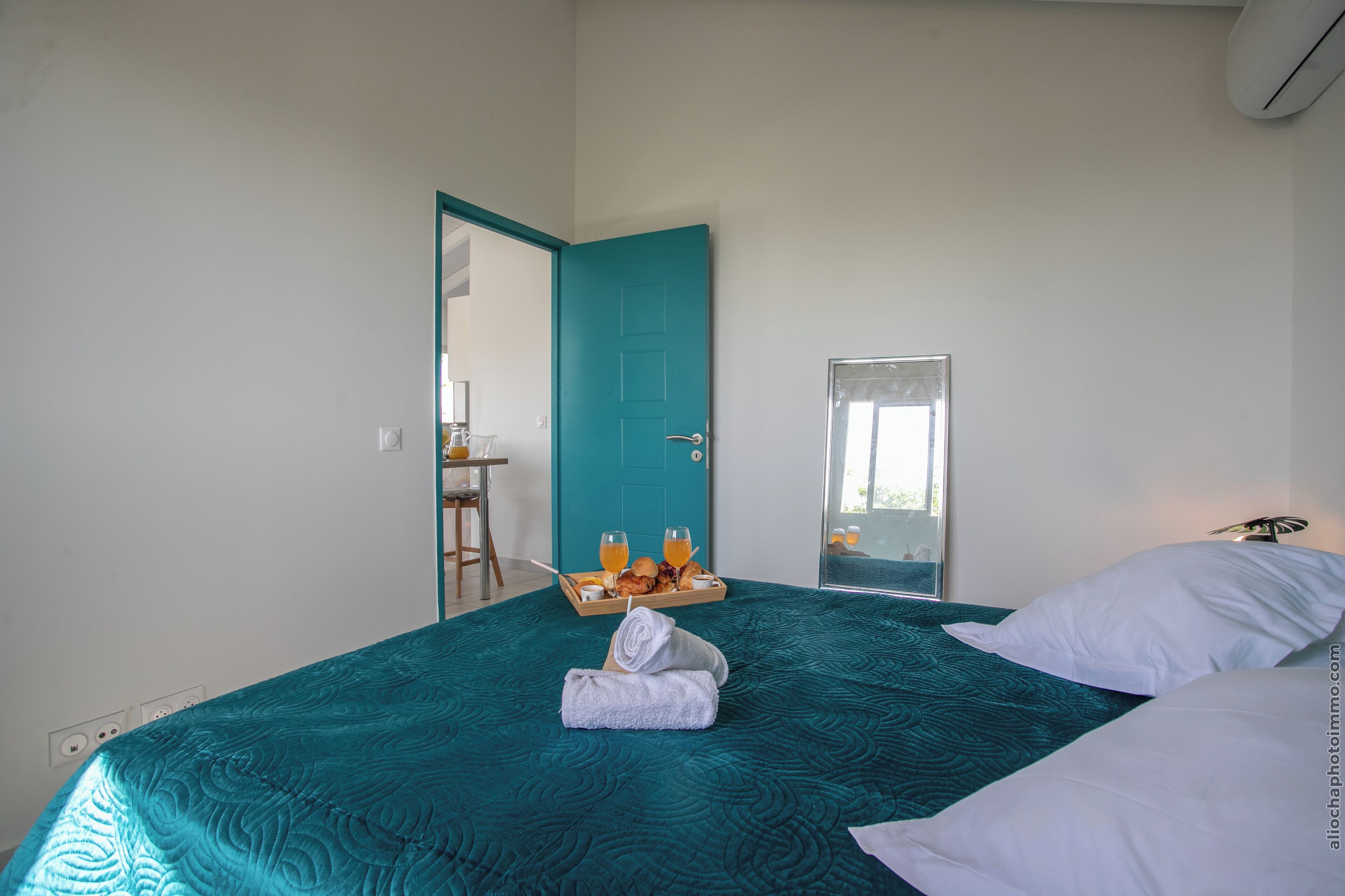 2 chambres, coffres-forts dans les chambres, fer et planche à repasser