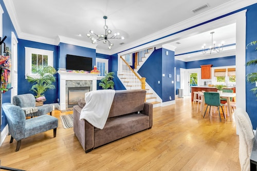 1537- Trend Setter, Entertain Your Heart Away, 1 Mile to Arenas, Pet Friendly