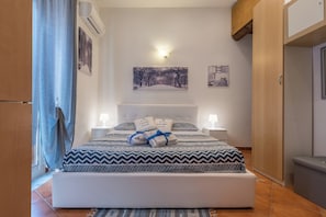 1 habitación, tabla de planchar con plancha, wifi gratis y ropa de cama