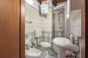 Shower, hair dryer, bidet, towels - Kasavucciria Apartment Delizioso Monolocale al Centro Storico di Palermo (Palermo)