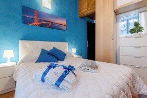 1 habitación, tabla de planchar con plancha, wifi gratis y ropa de cama