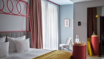 Phòng 2 giường đơn tiện nghi đơn giản, nhiều giường, phòng thông nhau | Bộ đồ giường kháng dị ứng, két bảo mật tại phòng, trang trí khác biệt