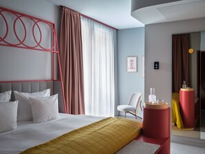 Tomannsrom – comfort, flere senger, rom vegg-i-vegg | Allergitestet sengetøy, safe på rommet og individuelt dekorert