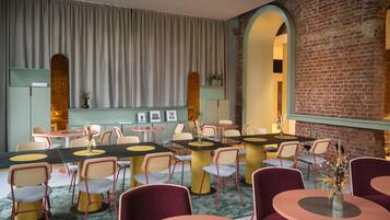 Bao gồm bữa sáng buffet hàng ngày