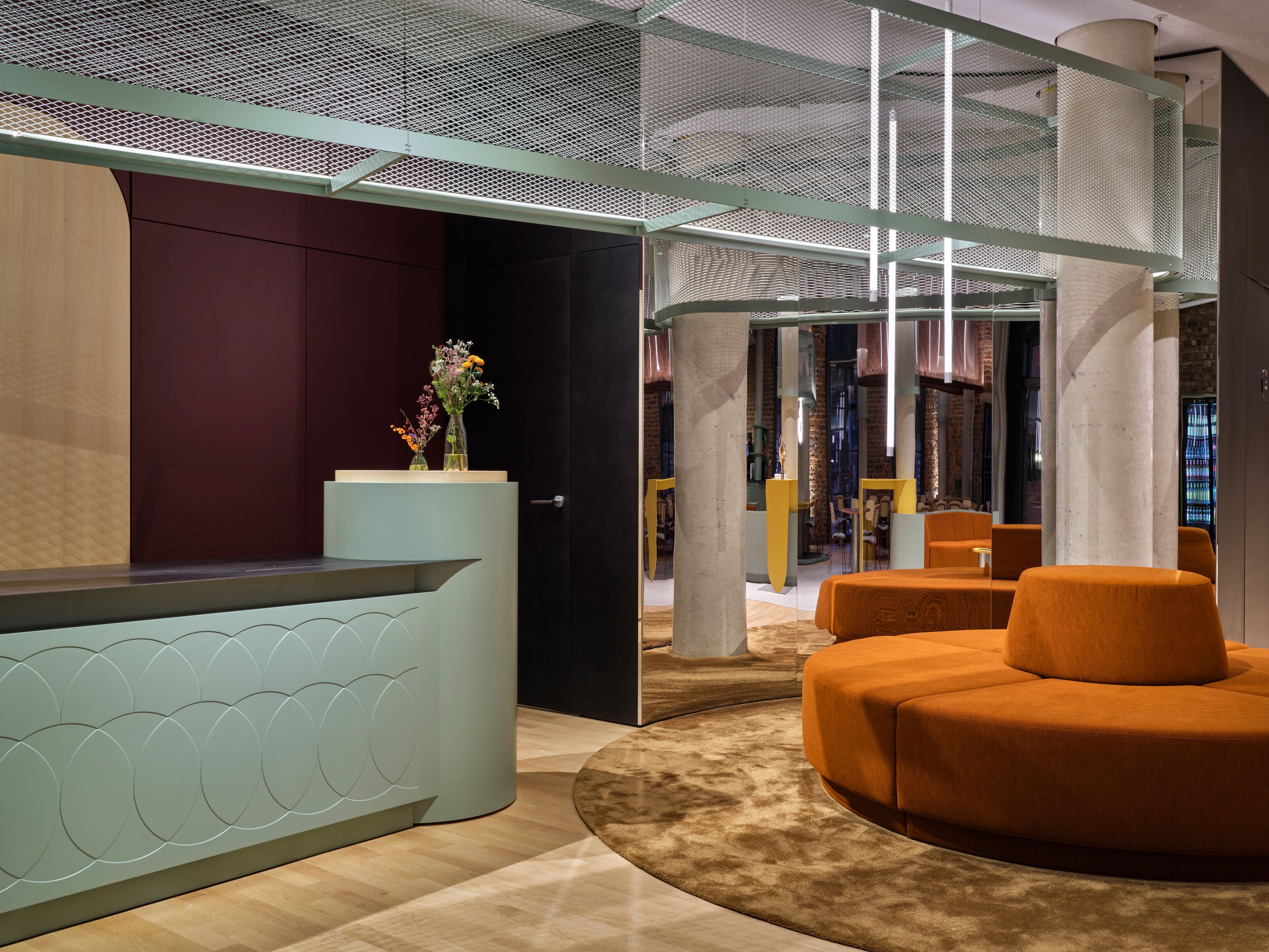 Een moderne lobby met een receptiebalie, een zithoek en uitzicht over de ruimte.