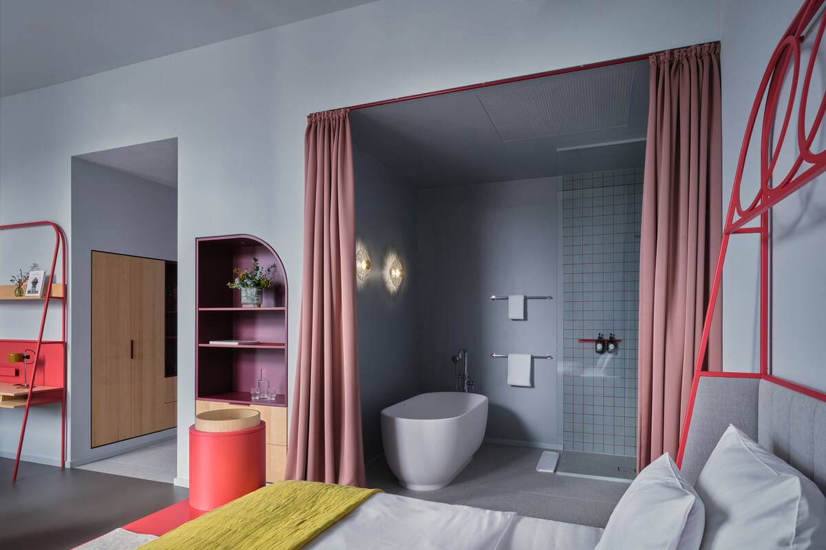 Ein modernes Badezimmer mit Badewanne, Dusche und Toilette.