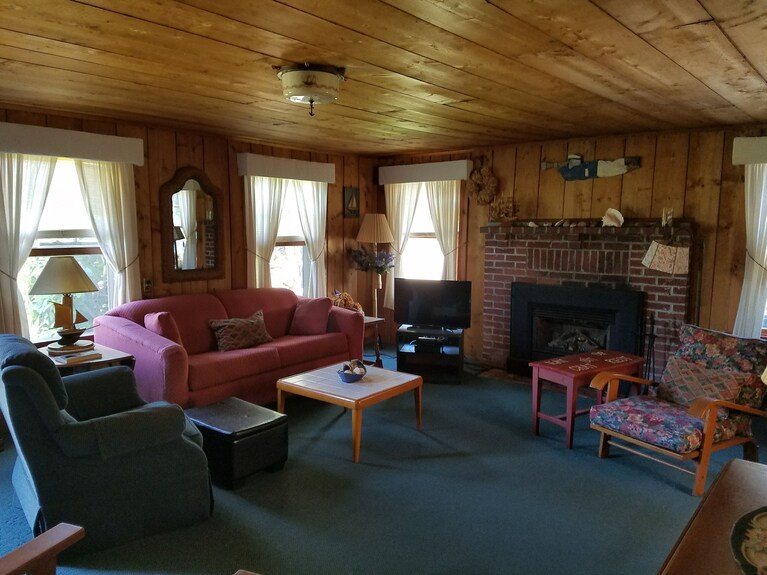 Family Cottage Big Yard W\\fire Pit & Outside Shower Walk To Beaches Petssat-sat - Dennis, MA