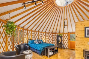 1 habitación, tabla de planchar con plancha, wifi gratis y ropa de cama