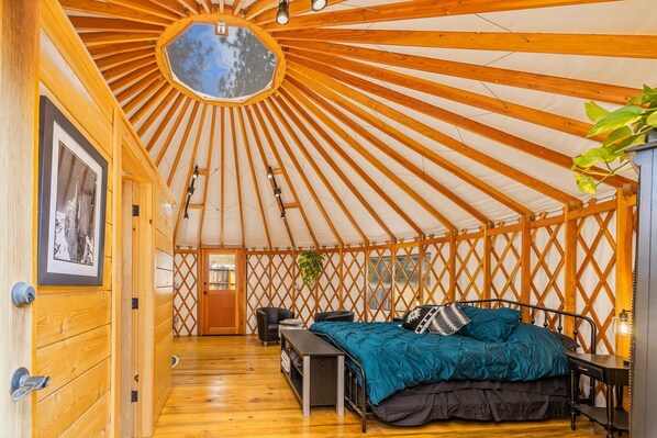 1 habitación, tabla de planchar con plancha, wifi gratis y ropa de cama