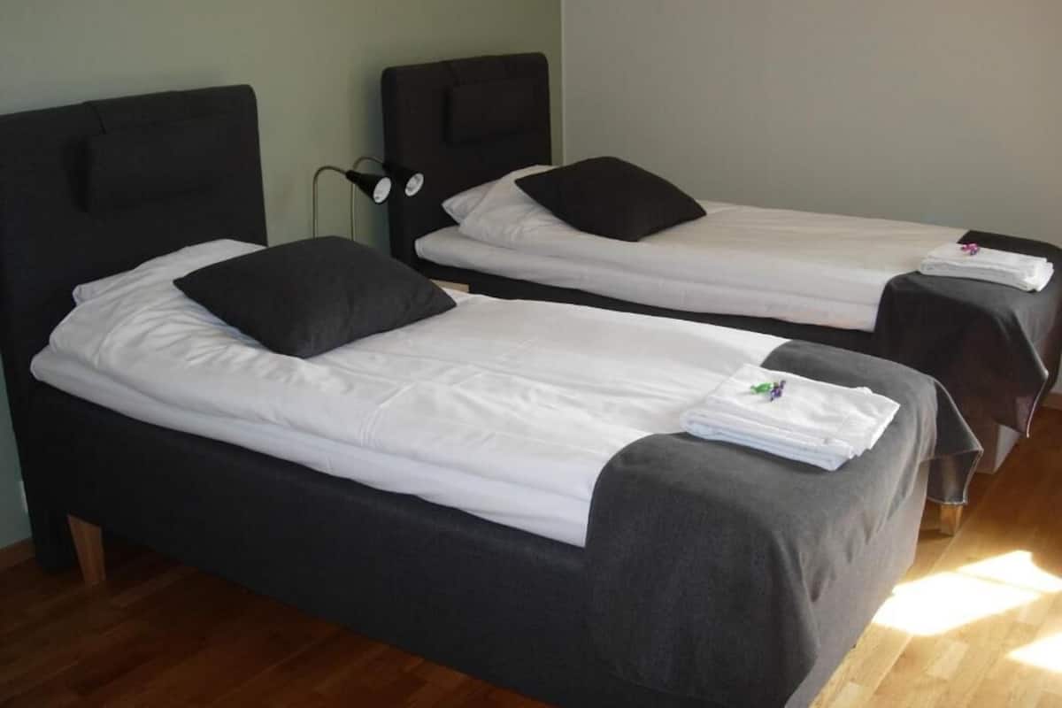 Kamer, 1 twee- of 2 eenpersoonsbedden, uitzicht op stad | Een bureau, gratis wifi, beddengoed