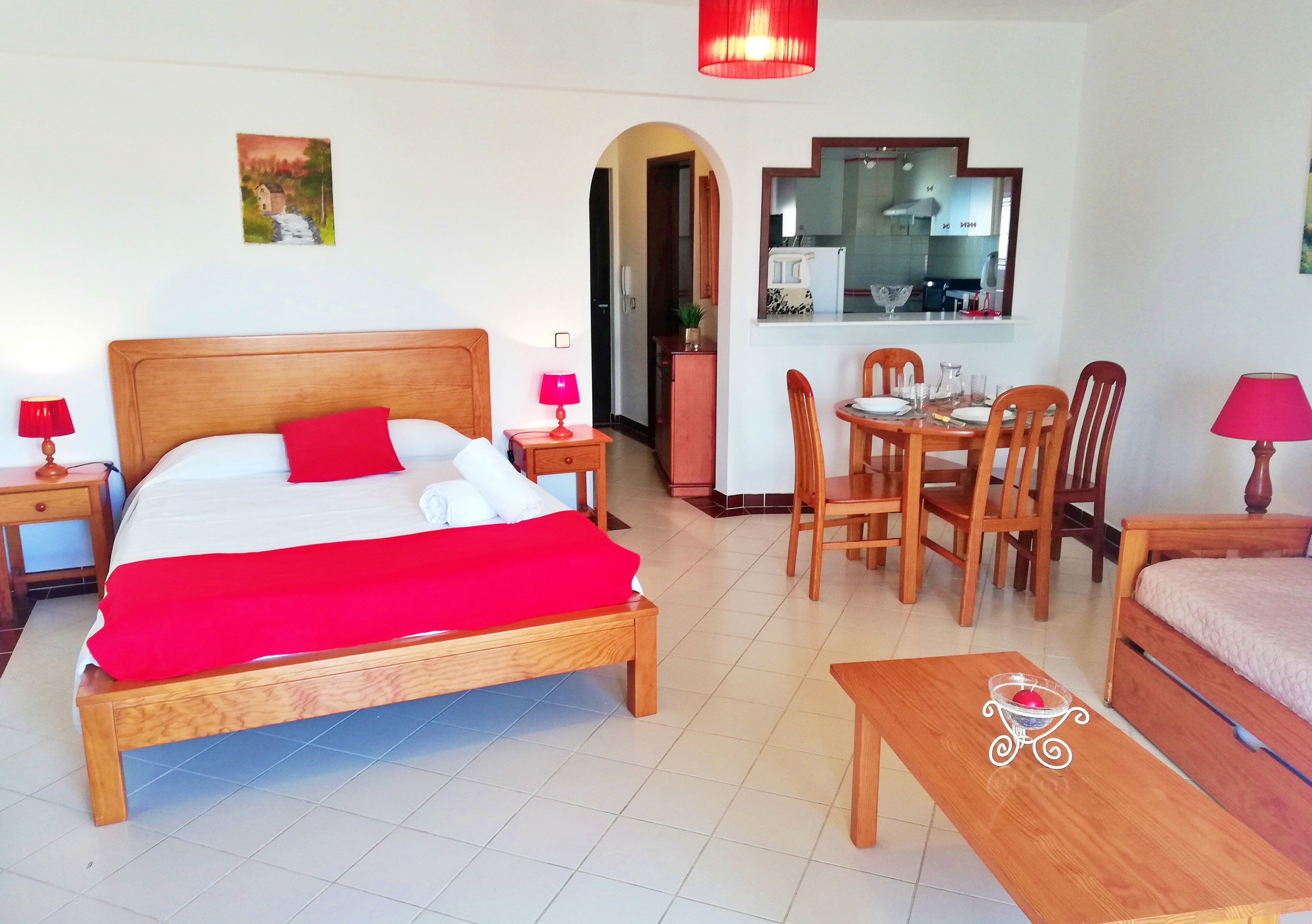 Studio Ekonomi | Setrika/meja setrika dan Wi-Fi gratis