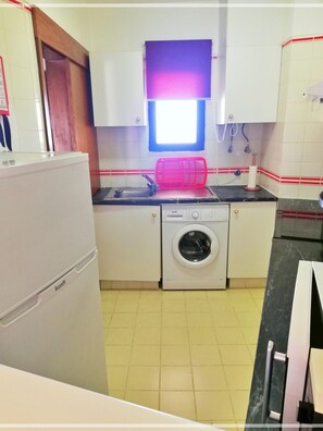 Lemari es besar, microwave, oven, dan kompor