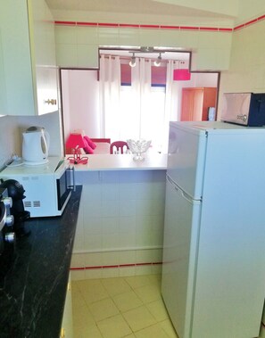 Lemari es besar, microwave, oven, dan kompor