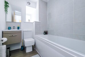 Apartamento | Baño | Ducha y bañera combinadas, bañera profunda, secador de pelo y toallas