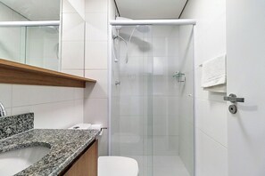 City kamer, uitzicht op stad (485335) | Badkamer | Een douche, een regendouche, een haardroger, handdoeken