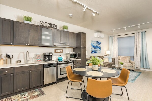 Private kitchen - Gorgeous 1-Bed Apartment-Walk to Uptown! Lightning Fast WiFi@In-Unit W/D@Keurig (Minneapolis)
