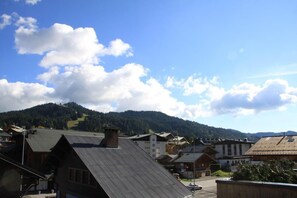 Un quartier résidentiel avec des maisons, un ciel dégagé et une montagne en arrière-plan.