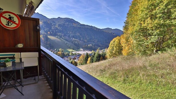 A balcony with a view of a valley and mountains, a no-skiing sign, and a table with chairs. - Balcony, 28m², Les Gets (Les Gets)