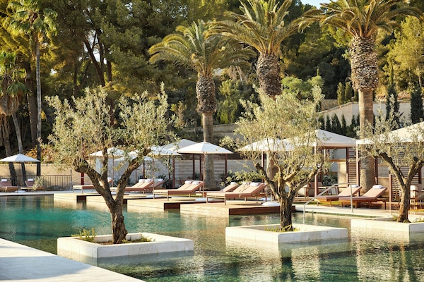 Seasonal outdoor pool, pool umbrellas, sun loungers