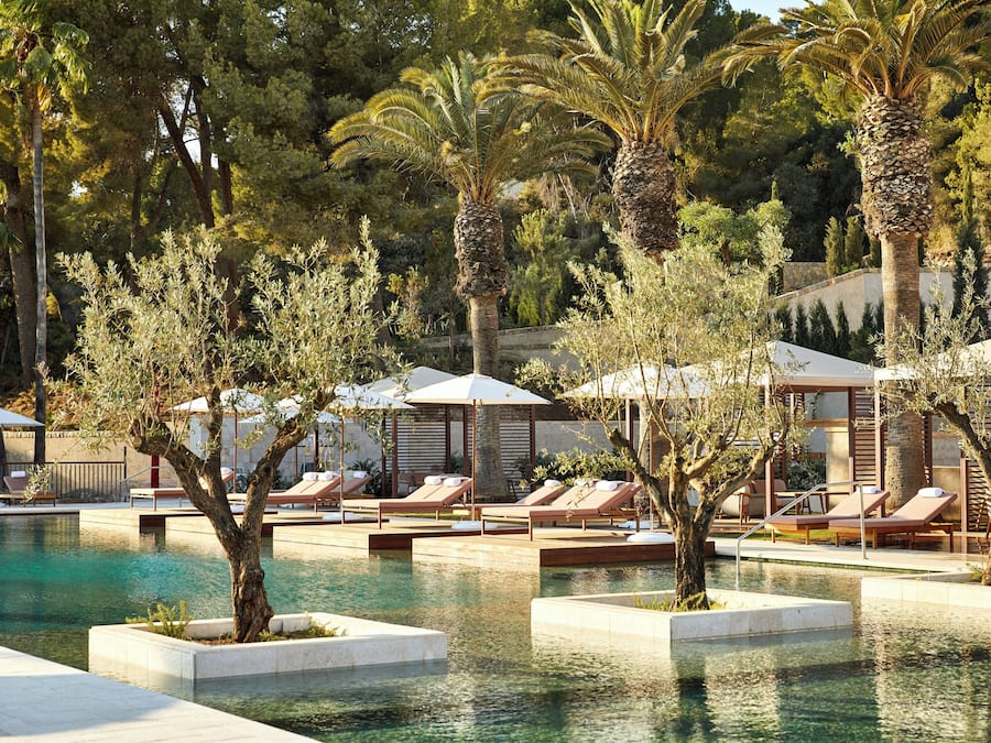 Sesongbasert utendørsbasseng, bassengparasoller og solsenger