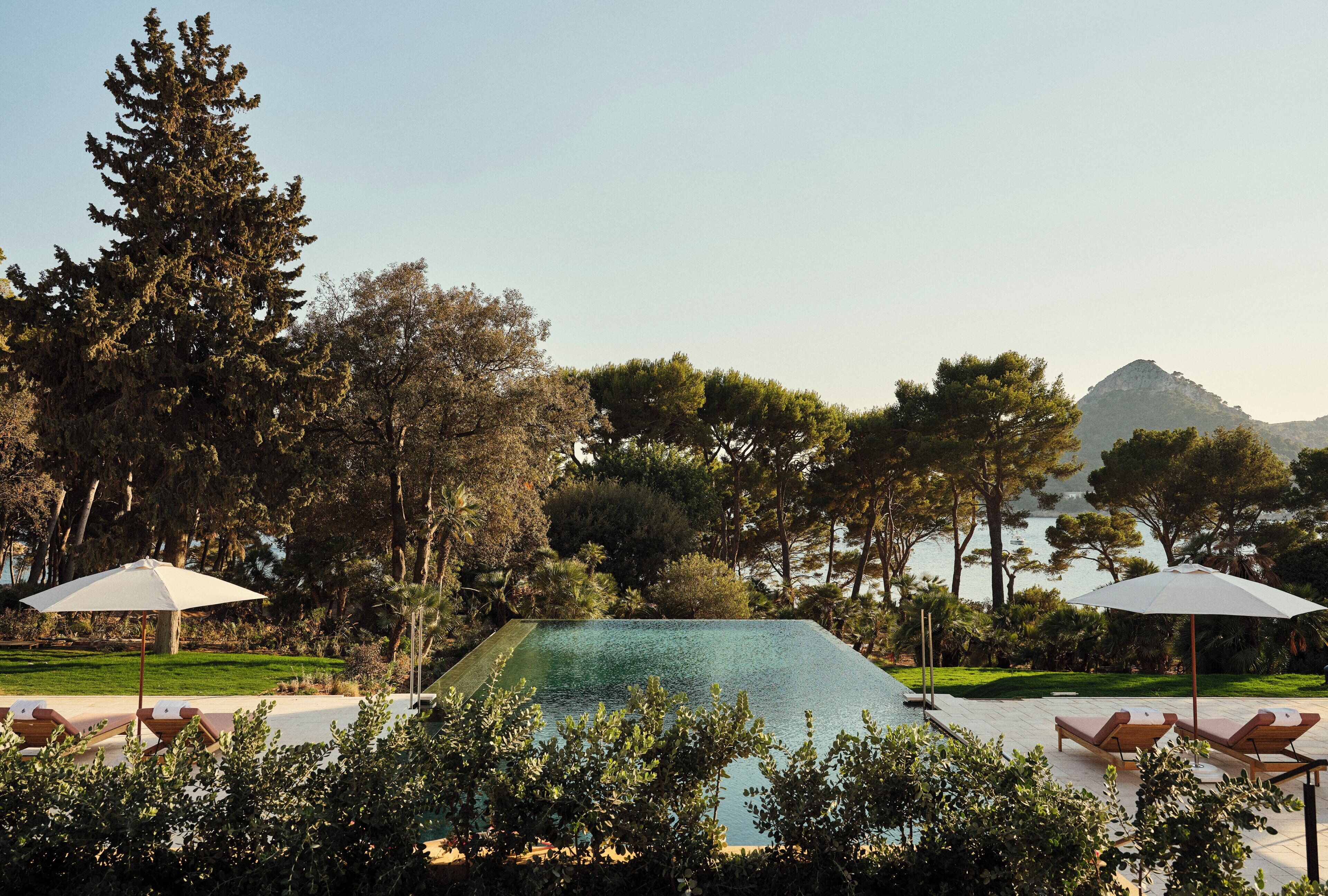 Alberca al aire libre por temporada y sombrillas en la alberca 